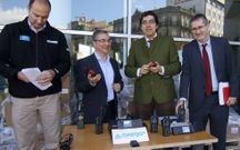 <span lang= es-es >El viernes</span>. Dirigentes de la Xunta en Vigo esperando en vano a los del Concello para entregarles 200 terminales de comunicaci�n Tetra.