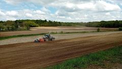 Los ganaderos se afanan en plantar el ma�z aunque la tierra est� demasiado seca