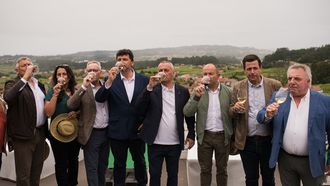 Las autoridades brindaron en la�inaguraci�n de la nueva bodega de Forjas del Saln�s