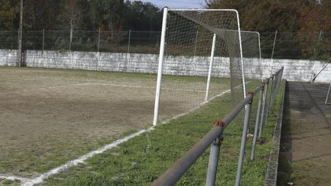 Barandilla con elementos oxidados, pendiente de renovarse, junto a un bordillo de piedra en uno de los fondos del campo de Recesende en el ayuntamiento coru��s de Teo.