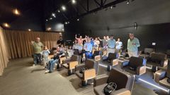 El p�blico asistente a la experiencia inmersiva muestra sus satisfacci�n tras la sesi�n de realidad virtual