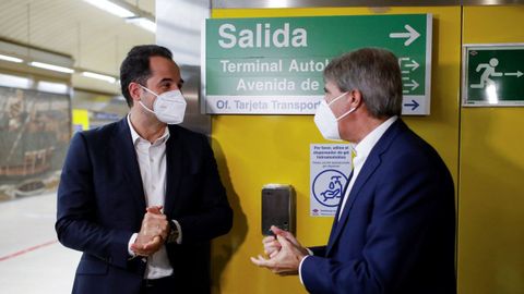 Ignacio Aguado y �ngel Garrido, en la controvertida inauguraci�n de un dispensador de gel hidroalcoh�lico en Madrid