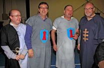 Fernando Mancebo, Manuel Mu��o, Antonio Mi�ones, Manuel Antelo, Juan Torrado, Manuel Rivas e Isabel L�pez disfrutaron de la cena medieval de Vimianzo.