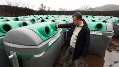 El concejal de Servizos, Xaqun Moreda, con los nuevos contenedores de vidrio que se instalarn desde esta semana en Pontevedra