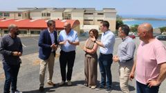 Besteiro, segundo por la izquierda en la imagen, junto al alcalde de Valdovi�o.