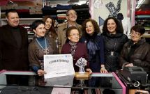 Pilar Ferreiro Santos (en el centro) fue homenajeada ayer por la Direcci�n Xeral de Comercio.