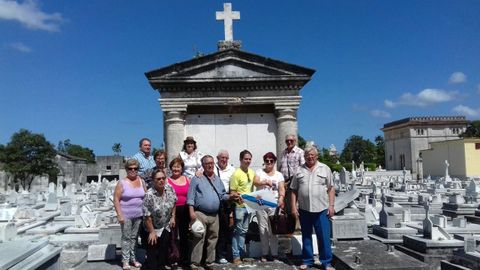 Integrantes del colectivo vecinal de Pi�eiro, durante su visita al pante�n de Cedeira en el cementerio Crist�bal Col�n de La Habana