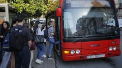 Usuarios subiendo al autob�s urbano en el plaza de Pontevedra en una foto de archivo