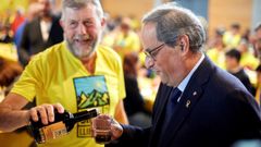 El presidente de la Generalitat, Quim Torra, se hidrata con un licor aut�ctono durante un  almuerzo amarillo  en Gerona.