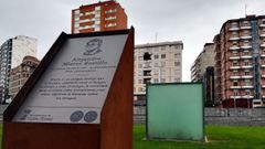 La placa en memoria de Alejandro Mieres con su escultura urbana 'Cubo' al fondo