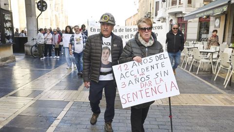 La familia de Manuel Moure, uno de los seis mineros fallecidos hace doce a�os en el pozo Emilio del Valle, en La Pola de Gord�n (Le�n), en una marcha de protesta con motivo del aniversario del tr�gico accidente.