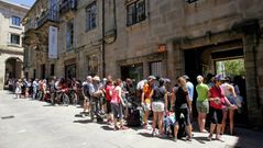 Largas colas en junio delante de la Oficina del Peregrino