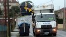 Cami�n de recogida de basura trabajando en Cambados.