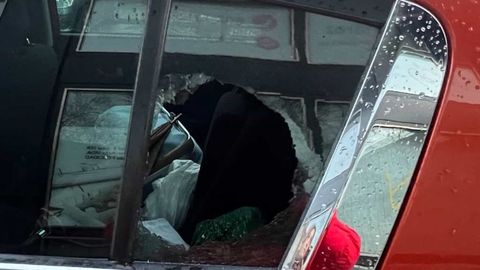 Ventanilla rota de un veh�culo en el que robaron en la zona de Os Mallos