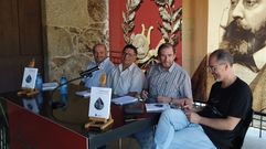 Manuel Lamela (de camisa blanca) present su libro en la Casa dos Poetas de Celanova.