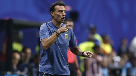 Scaloni dando indicaciones a sus jugadores durante un partido del Mundial