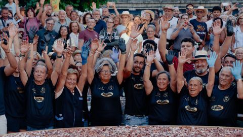 Los pulpeiros de O Carballi�o prepararon la tapa m�s grande del mundo