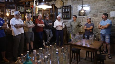 Se inauguró una exposició de botellas antiguas en la taberna del museo