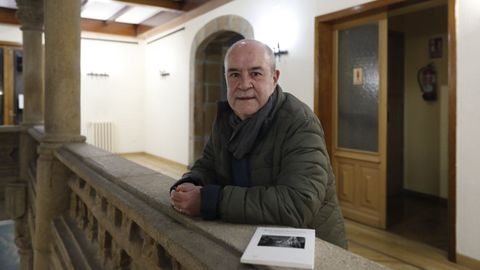 Jos� Mar�a P�rez �lvarez, Chesi, cuando present� en Ourense su novela en tres relatos �Los a�os borrosos� (Trea, 2021).