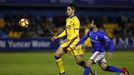 Jonathan Pereira disputa un bal�n frente al Alcorc�n