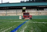 A principios del a�o 2007 tuvo que levantarse de nuevo el terreno de juego de O Sango�edo.