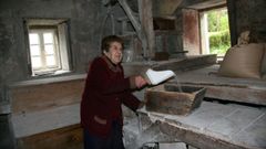 Socorro, con 92 a�os, en el molino de A Laxe, donde trabaj� media vida