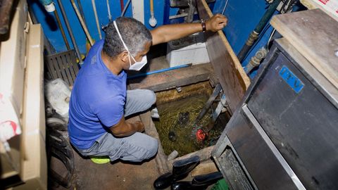 La solucin: Fito muestra el aliviadero y las tres bombas de achique que tienen en el stano. El agua que se ve es del mar, la que se filtra a pesar del relleno. El objetivo del mecanismo es reconducir el agua al alcantarillado. Cuando se paran por un corte de luz, hay que volver a activar las bombas desde la planta superior, para que nadie se electrocute