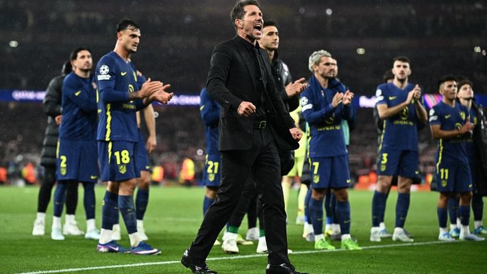 Simeone y los jugadores del Atl�tico de Madrid tras el partido en el que fueron eliminados de la Champions por el Arsenal.
