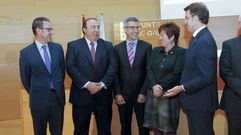 Feijoo, ayer con la conselleira de Sanidade y los gerentes de los hospitales de Santiago, A Coru�a y Vigo.