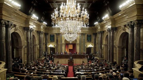 La periodista Marcela Topor, esposa del que hoy ser nombrado nuevo presidente de la Generalitat, Carles Puigdemont, y la familia del hasta hoy president, Artur Mas, son algunos de los invitados presentes en la tribuna del Parlament, entre ellos tres expresidentes de la Cmara catalana