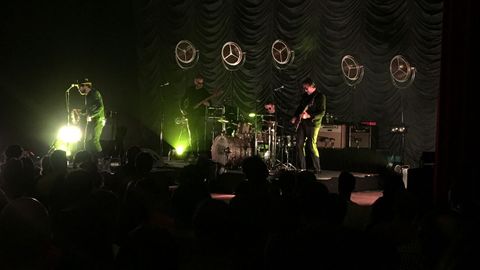 Mark Oliver Everett, a la izquierda, con sus �motherfuckers� Eels, el pasado domingo en Santiago