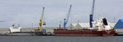 El �EMS�, al fondo, y el �SBI Cakewalk�, en primer plano, descargando ayer en el muelle de punta Langosteira. 