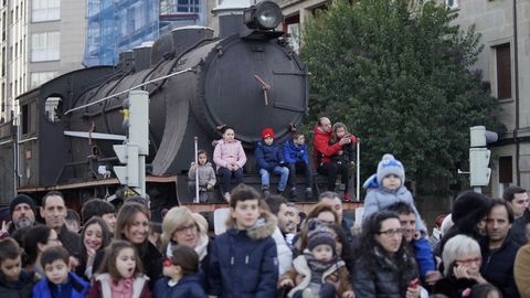 Miles de personas salieron a las calles de Ourense para recibir a sus majestades de Oriente pese al frío