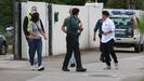 Miembros de la Guardia Civil montan guardia en la vivienda ubicada en La Mata, en el municipio de Grado (Asturias), en la que se produjo una intoxicaci�n por mon�xido de carbono. Un hombre ha fallecido y una mujer y dos menores de edad se encuentran graves  