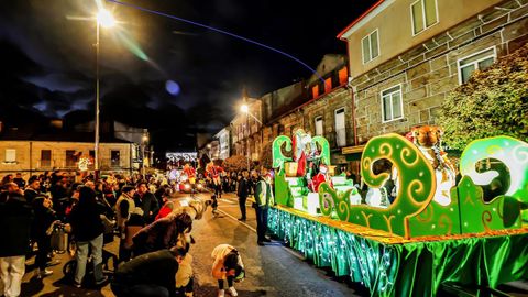 El desfile de A Ca�iza fue el m�s tempranero, ya que los Reyes Magos pasaron por all� el domingo