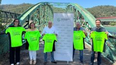 Presentacin da primeira andaina da AECC O Vicedo en marcha contra o cancro, que ter lugar este domingo; participaron, entre outros, o presidente da AECC en Lugo, Jos Manuel Rozas, e o alcalde, Jess Novo