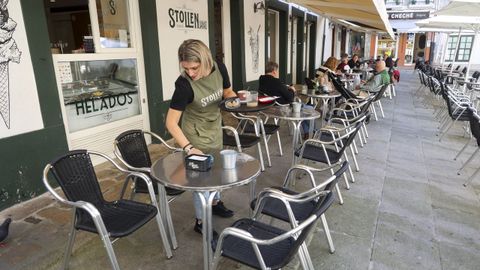 En la cafetera y heladera Stollen Lamas, en la plaza Real de Pontedeume, buscan personal para la barra y las mesas