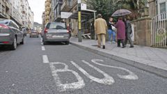 Coches parados en una parada de bus de Celso Emilio Ferreiro.