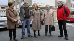 Los cinco profesores que se jubilan delante del centro en el que han trabajado durante d�cadas y que aseguran que es mod�lico. 