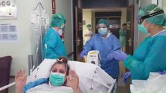 Una paciente de 54 a�os abandona la UCI de Cabue�es