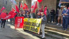 Protesta de los trabajadores del bus urbano este lunes frente al Concello de Ourense.