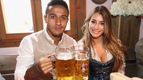  Thiago Alcantara y Julia Vigas 