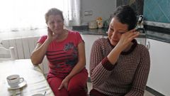 Madre e hija lloran la p�rdida de su casa en Chandebrito