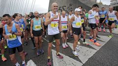 Reyes Est�vez, en el centro con el dorsal n�mero 2, en la l�nea de salida de la Media Marat�n de Pontevedra.