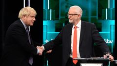 El apretn de manos entre Johnson y Corbyn se produjo tras pedrselo la presentadora del debate