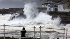 Xunta y Principado piden a la poblaci�n que no se acerque hoy al litoral para sacar fotos �por mucho que al mar asombre�. En imagen de archivo, temporal en Rinlo, Ribadeo