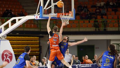 Radoncic busca una bandeja ante Sean McDonnell en el COB-Leyma.