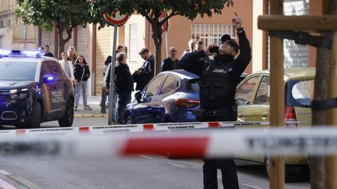 Agentes de la polic�a ante el inmueble donde este domingo un hombre apareci� muerto tras permanecer atrincherado en su vivienda en Alacu�s. 