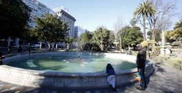 Los peque�os coru�eses todav�a se asoman a ver si atisban alg�n pez de colores en la fuente de M�ndez N��ez. 