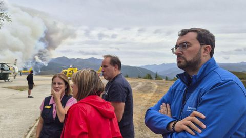 El presidente de Asturias, Adri�n Barb�n (d) supervisa las labores de extinci�n del incendio que afecta a los alrededores de San Antol�n de Ibias